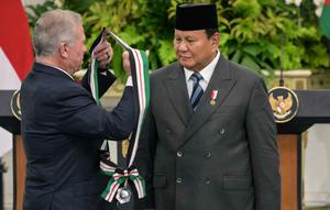 Presiden Republik Indonesia Prabowo Subianto (kanan) menerima penghargaan Bejeweled Grand Cordon of Al-Nahda (Ordo Kebangkitan Yordania) dari Raja Yordania Abdullah II di Istana Kepresidenan, Jakarta, Jumat 14 November 2025. Bejeweled Grand Cordon of Al-Nahda (Ordo Kebangkitan Yordania) adalah tanda kehormatan tertinggi dari Kerajaan Yordania. (BAY ISMOYO/AFP)