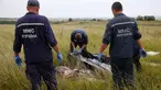 Tim penyidik Ukraina tampak menyiapkan kantong mayat untuk membawa jenazah dan sisa barang-barang dari puing Malaysia Airlines MH-17 (REUTERS/Maxim Zmeyev)