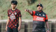 Pelatih Semen Padang, Imran Nahumarury (kanan). (dok. Semen Padang)