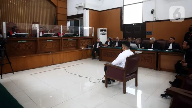 Terdakwa kasus penganiayaan terhadap Cristalino David Ozora, Shane Lukas saat menjalani sidang vonis di Pengadilan Negeri Jakarta Selatan, Kamis (7/9/2023). Shane Lukas divonis lima tahun penjara. (Liputan6.com/Johan Tallo)