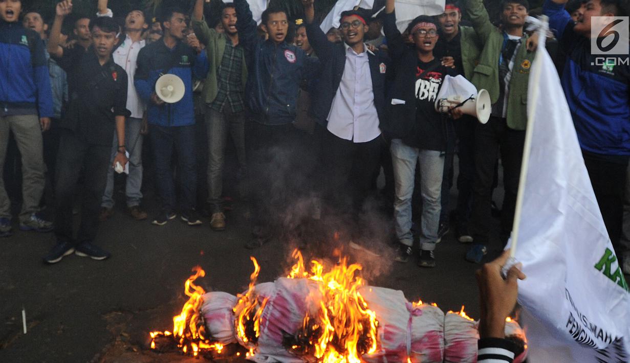 Mahasiswa yang tergabung dalam KAMMI Bogor membakar boneka saat melakukan aksi menolak harga kenaikan BBM di Jalan Ir. H.Djuanda, Bogor (29/03). Mereka juga menuntut pemerintah menjamin ketersedian BB subsidi bagi masyarakat. (Merdeka.com/Arie Basuki)