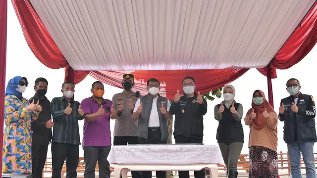 Gubernur Jawa Barat Ridwan Kamil bersama forkopimda Garut meresmikan dibukanya kawasan pantai Sayang Heulang Garut, Jawa Barat setelag penataan.