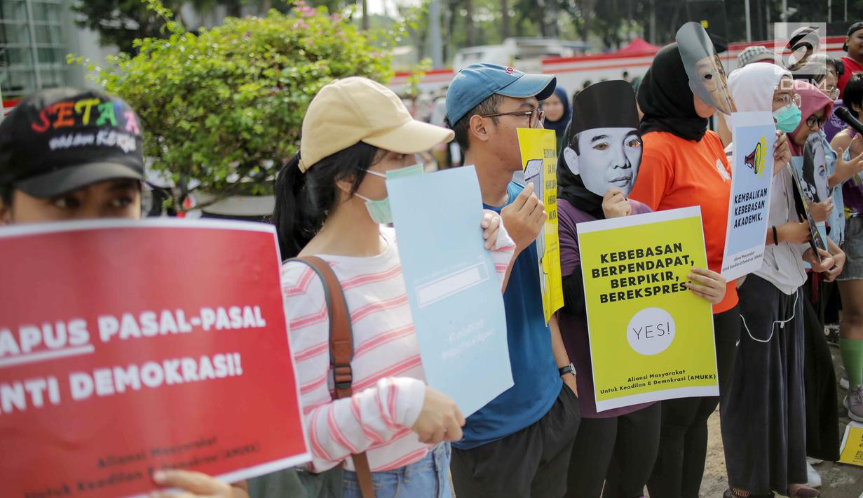 Massa yang tergabung dalam Aliansi Masyarakat Sipil untuk Keadilan dan Demokrasi menggelar aksi saat car free day (CFD) di kawasan Bundaran HI, Jakarta, Minggu (15/9/2019). Massa mengatakan RUU KUHP berpotensi digunakan untuk mengkriminalisasi korban kekerasan seksual. (Liputan6.com/Faizal Fanani)
