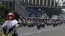 Konvoi komunitas motor dalam kegiatan Millennial Road Safety Festival di Jakarta, Sabtu (16/3). Kegiatan ini bentuk gerakan moral atas kepedulian dan tanggung jawab bersama mencegah banyaknya korban akibat kecelakaan lalu lintas. (merdeka.com/Imam Buhori)