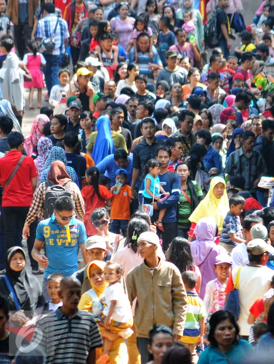 Sejumlah masyarakat memadati tempat wisata Kebun Binatang Ragunan, Jakarta Selatan, Sabtu (18/7/2015). Diperkirakan pada libur Lebaran hari kedua ini, jumlah pengunjung mencapai sekitar 121 ribu orang. (Liputan6.com/Yoppy Renato)