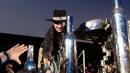 Johnny Depp menyapa penggemarnya sebelum mempresentasikan film terbarunya berjudul The Libertine, di Cinemageddon, Worthy Farm, Somerset selama Festival Glastonbury di Inggris, (22/6). (Photo by Grant Pollard/Invision/AP)