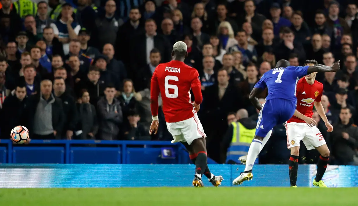 Gelandang Chelsea, N'Golo Kante (kedua kanan) mencetak gol ke gawang Manchester United (MU) dalam perempat final Piala FA di Stadion Stamford Bridge, Senin (13/3). Chelsea lolos ke semifinal Piala FA setelah menang 1-0 atas MU. (AP Photo/Frank Augstein)