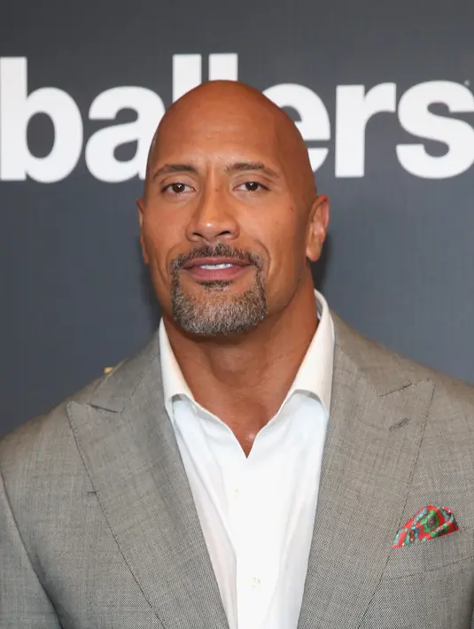 Dwayne Johnson pria bertampang macho ini ternyata punya sisi kelembutan untuk anaknya. Siapa sangka, cowok yang dipenuhi otot-otot kekarnya ternyata mempunyai sifat ayah yang baik untuk putrinya. (AFP/Bintang.com)