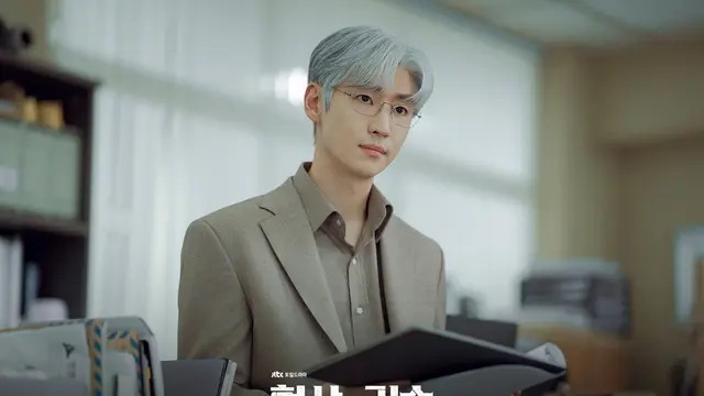 Lee Je Hoon dalam drakor The Art of Negotiation. (JTBC via Soompi)