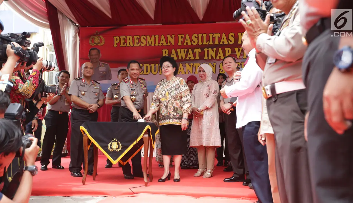 Kapolri Jenderal Tito Karnavian bersama Menteri Kesehatan RI, Nila Moeloek saat peresmian gedung baru di Rumah Sakit Bhayangkara (RS Polri), Jakarta, Kamis (28/12). Gedung tersebut adalah gedung VIP dan VVIP Anton Sudjarwo. (Liputan6.com/Faizal Fanani)
