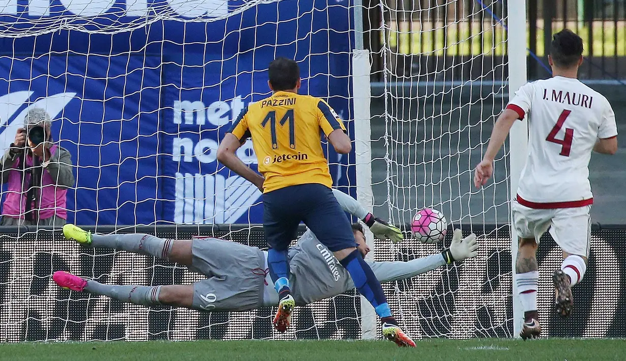 Pemain Verona, Giampaolo Pazzini mencetak gol lewat pinalti ke gawang AC Milan pada lanjutan Liga Italia Seire A pekan ke-35 di Stadio Marc'Antonio Bentegodi, Senin (25/4/2016) malam WIB. (EPA/Filipo Venezia)