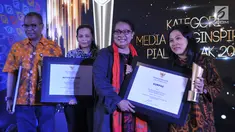 Menteri PPPA, Yohana Yembise menganugerahkan Peraih Penghargaan Media Menginspirasi Piala Merak 2018  kepada Perwakilan Dewan Redaksi Kantor Berita Antara, Mother & Baby dan Harian Kompas di Jakarta, Jumat (7/12). (Liputan6.com/Pool/Humas KPPPA)