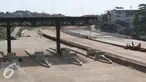 Pekerja menyelesaikan pembangunan proyek jalan tol Cinere-Jagorawi Seksi II di Depok, Jawa Barat, Jumat (3/6). Proyek yang direncanakan rampung pertengahan 2016 terpaksa mundur akibat terkendala proses pembebasan lahan. (Liputan6.com/Immanuel Antonius)