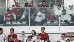 Presiden Joko Widodo, Wapres Jusuf Kalla, Ketua DPD Oesman Sapta, Menko PMK Puan Maharani dan Menteri PUPR Basuki Hadimuljono menyaksikan pertandingan persahabatan Indonesia - Islandia di Stadion GBK, Jakarta, Minggu (14/1). (Liputan6.com/Faizal Fanani)