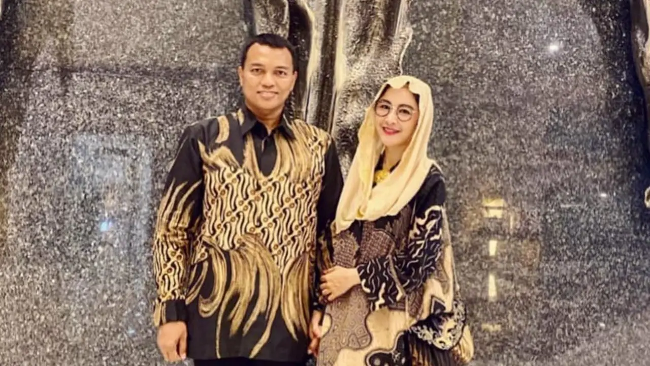 Uut Permatasari dan suami