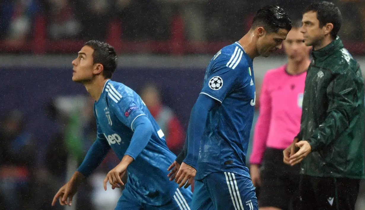 Penyerang Juventus, Cristiano Ronaldo saat digantikan Paulo Dybala selama pertandingan melawan Lokomotiv Moscow pada Grup D Liga Champions di stadion RZD Arena, Rusia (6/11/2019). Juventus mengunci kemenangan di masa injury time setelah Douglas Costa mencetak gol. (AFP Photo/Kirill Kudryavtsev)