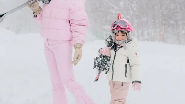 Potret seru Shandy Aulia main salju bareng Claire di Jepang. (credit: instagram.com/shandyaulia/missclaireherbowo)