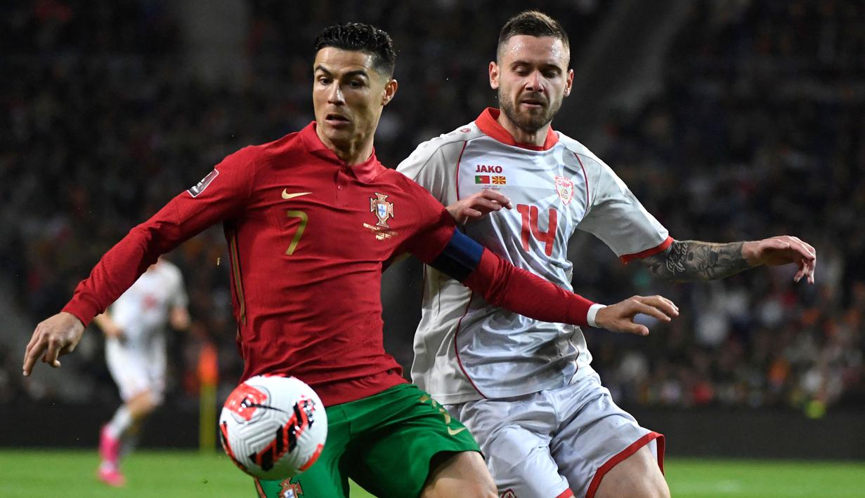 Portugal memulai pertandingan dengan percaya diri. Peluang pertama pasukan Fernando Santos tercipta pada menit ke-14 lewat Cristiano Ronaldo. Sayang, sepakannya masih melebar ke sisi kanan gawang Makedonia Utara. (AFP/Miguel Riopa)