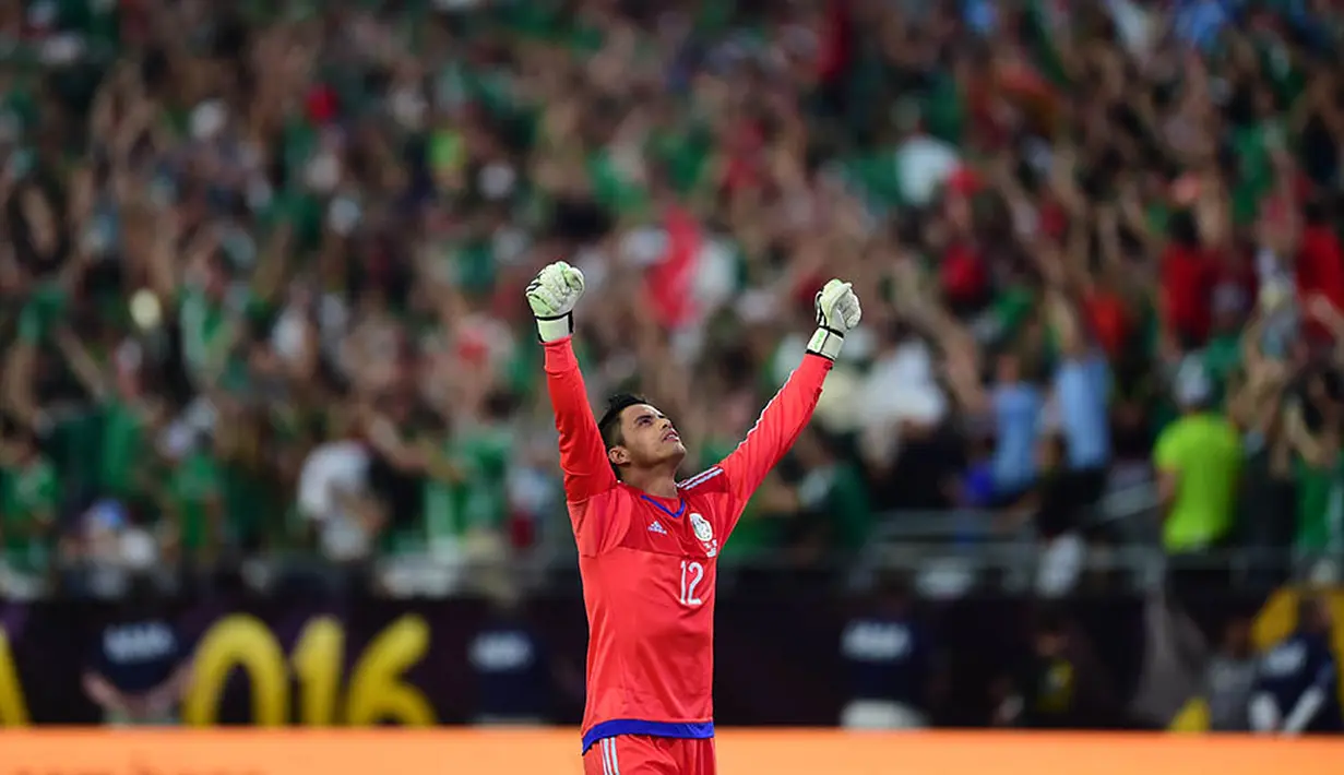Kiper Meksiko, Alfredo Talavera, merayakan keberhasilan menaklukan Uruguay pada laga Grup C Copa Amerika. Kemenangan ini mengantar Meksiko duduk di puncak klasemen sementara Grup C. (AFP/Alfredo Estrella)