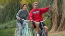 Awal tersebarnya isu mereka balikan adalah ketika Selena dan Justin terlihat menghabiskan waktu bersama dengan bersepeda. (USMagazine)