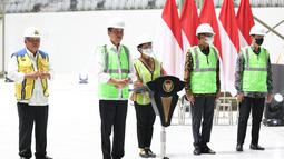 Presiden RI, Joko Widodo (kedua dari kiri) didampingi Menteri PUPR Basuki Hadimuljono, Menlu Retno Marsudi, dan PJ Gubernur DKI, Heru Budi Hartono meresmikan Topping Off Indoor Multifunction Stadium di Kompleks Gelora Bung Karno, Senayan, Jakarta, Jumat (13/1/2023) sore WIB. (Bola.com/Abdul Aziz)