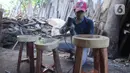 Perajin menyelesaikan pembuatan kursi dari kayu bekas di Pinang, Kota Tangerang, Banten, Minggu (28/3/2021). Furnitur berbahan dasar kayu bekas tersebut dijual dari harga Rp50.000 hingga lima juta rupiah dan dipasarkan hingga ke Sumatera dan Kalimantan. (Liputan6.com/Angga Yuniar)