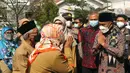 Menko PMK Muhadjir Effendy (kanan) menyapa para guru saat meninjau vaksinasi COVID-19 di SDN 01 Depok, Depok, Jawa Barat, Selasa (14/12/2021). Kunjungan tersebut untuk melihat persiapan vaksinasi COVID-19 anak usia 6-11 tahun yang dilaksanakan mulai hari ini. (Liputan6.com/Herman Zakharia)