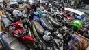 Tampak sejumlah motor berada di atas truk untuk dibawa oleh petugas Dishub di kawasan Pasar Tanah Abang, Jakarta, Kamis (16/4/2015). Razia dilakukan untuk menciptakan kawasan yang tertib serta nyaman di kawasan Tanah Abang. (Liputan6.com/Faizal Fanani)