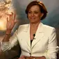 Sigourney Weaver memuji Neill sutradara yang tepat untuk mengakhiri cerita Alien. 