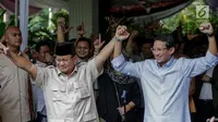 Capres dan Cawapres 02 Prabowo Subianto- Sandiaga Uno berpegangan tangan usai konferensi pers sikapi penetapan hasil pemilu, Jakarta, Selasa (21/5). Dalam konferensi pers nya, pasangan capres dan cawapres 02 menolak hasil rekapitulasi dari KPU  dan akan menggugat ke MK. (Liputan6.com/Faizal Fanani)