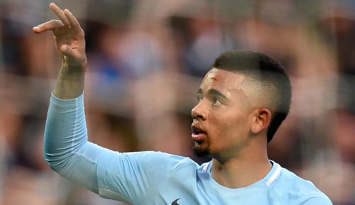 Penyerang Manchester City, Gabriel Jesus melakukan selebrasi usai mencetak gol ke gawang Arsenal pada pertandingan lanjutan Liga Inggris di di Stadion Etihad, Inggris, (5/11). City menang atas Arsenal dengan skor 3-1. (AFP Photo/ Oli Scarff)