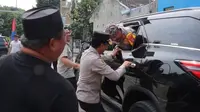 Kapolres Serang, AKBP Condro Sasongko, Keluar Mobil dari Jendela. (Selasa, 10/09/2024). (Tiktok Polres Serang).