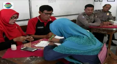 Penerimaan peserta didik baru di SMA Negeri 3 Pemalang, Jawa Tengah dipenuhi pendaftar dengan Surat Keterangan Tidak Mampu (SKTM), pihak sekolah hadirkan aparat kepolisian untuk pengawasan.
