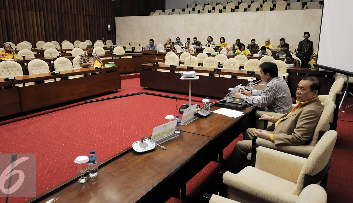 Suasana Rapat Pleno Fraksi Partai Golkar di Kompleks, Parlemen, Jakarta, Jumat (30/9). Rapat tersebut membahas Keputusan MKD soal Rehabilitasi Nama Baik Setya Novanto. (Liputan6.com/Johan Tallo)