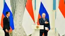 Presiden Joko Widodo (kiri) bersama Presiden Rusia Vladimir Putin usai menyampaikan pernyataan bersama di Istana Kremlin, Moskow, Rusia, Kamis (30/6/2022). Dalam pertemuan itu Jokowi mengatakan telah menyampaikan pesan dari Presiden Ukraina Volodymyr Zelenskyy kepada Putin. (FOTO: Biro Pers Sekretariat Presiden)