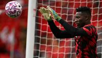 Kiper Manchester United asal Kamerun bernomor punggung 24, Andre Onana, melakukan pemanasan sebelum pertandingan Liga Inggris antara Manchester United dan Burnley di Old Trafford, Manchester, barat laut Inggris, pada 30 Agustus 2025. (Oli SCARFF/AFP)