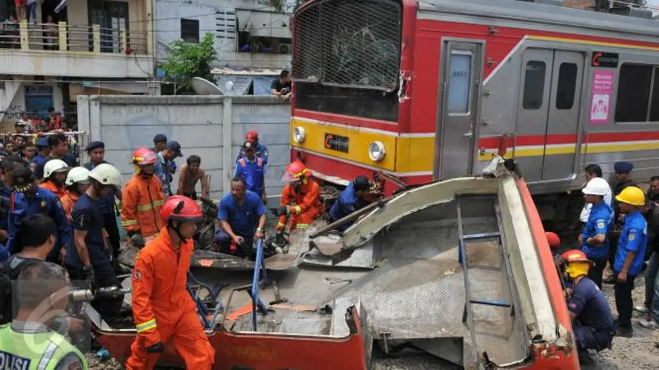 Kereta Tabrak Metromini, Pria Ini Harus Kehilangan Calon Istrinya