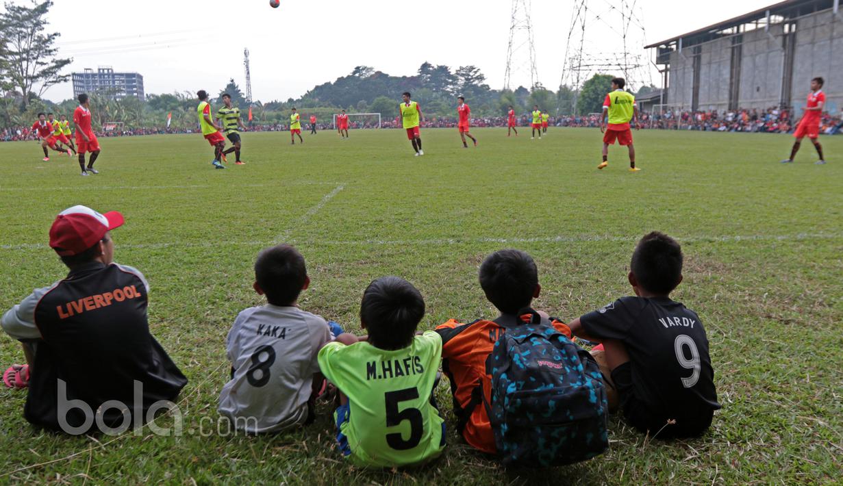 Fans Cilik antusias menyaksikan sesi latihan Persija Jakarta di Lapangan POR Sawangan, Sabtu (21/1/2017). Pada latihan ini Hong Soon-hak, Willian Pacheco, dan juga ikon Persija, Bambang Pamungkas belum hadir. (Bola.com/Nicklas Hanoatubun)