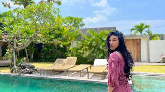 Lepas Hijab, Ini 7 Potret Terbaru Stevi Agnecya Saat Liburan di Bali yang Tuai Sorotan