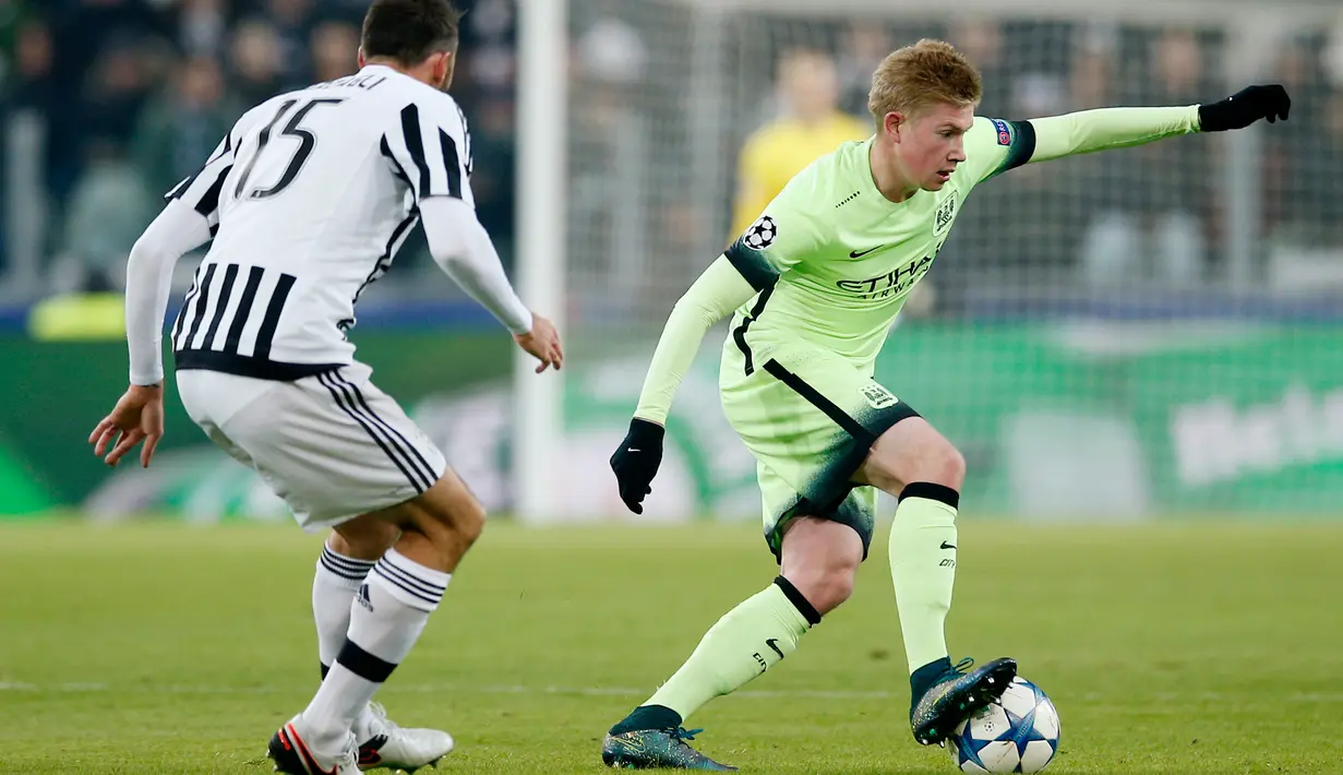Gelandang City, Kevin De Bruyne (kanan) berusaha membawa bola melewati bek Juventus, Andrea Barzagli pada laga Grup D Liga Champions di Juventus Stadium, Turin, Italia, Kamis (26/11).  Juventus menang atas City dengan skor 1-0. (Reuters/Andrew Couldridge)