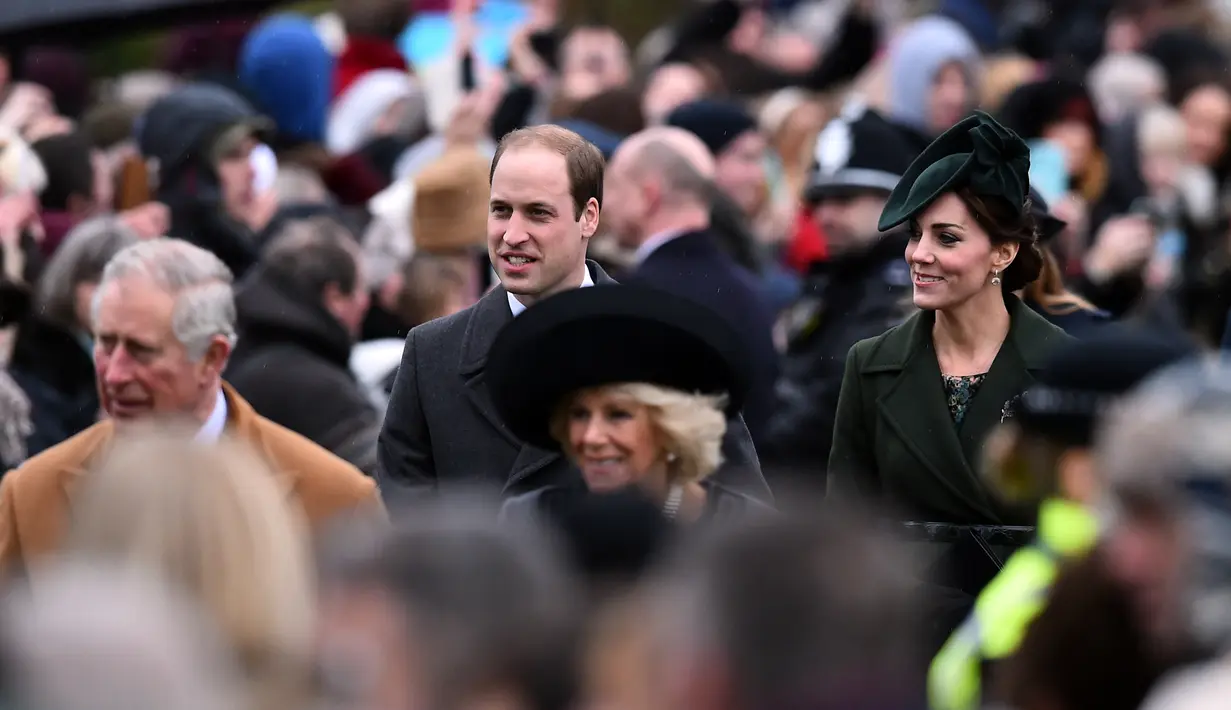 Kate Middleton bersama suaminya Pangeran William dan keluarga kerajaan Inggris berjalan usai mengikuti Misa Natal bersama keluarga kerajaan di Gereja St. Mary Magdalene di Sandringham, Inggris, (25/12/2015). (AFP/BEN STANSALL)