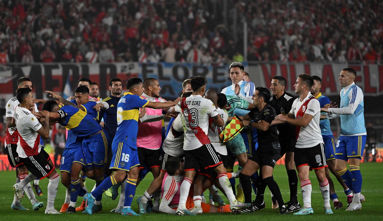 Keributan terjadi antara pemain River Plate dan pemain Boca Junior dalam pertandingan Argentine Professional Football League Tournament 2023 yang berlangsung di El Monumental stadium, Senin (8/5/2023) pagi WIB. (AFP/Luis Robayo)