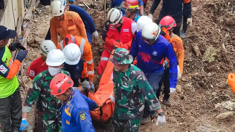 Petugas berhasil mengevakuasi dua korban longsor di di Kampung Sinarsari, Kelurahan Empang, Kecamatan Bogor Selatan, Kota Bogor, Jumat (18/3/2023) siang. kedua jenazah merupakan Nenek dan Cucu yang ditemukan berpelukan.