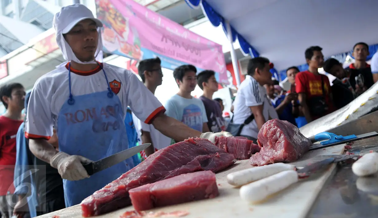 Penjual memotong ikan segar di pasar ikan murah, Pelataran Parkir Sarinah, Thamrin, Jakarta Pusat, (26/6). Pasar murah ini digelar dalam rangka kegiatan ramadhan, sekaligus mengkapanyekan agar masyarakat gemar memakan ikan. (Liputan6.com/Gempur M Surya)
