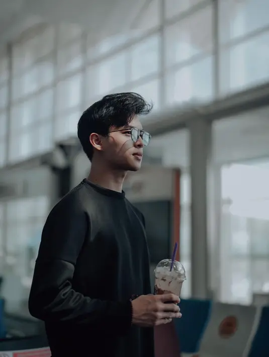 Selain unggah foto kerennya, Rey Mbayang sering menyertakan keterangan unggahan di Instagram sebagai motivasi dan pengingat untuk para pengikutnya di Instagramnya. Tak hanya salah fokus dengan ketampanan aktor kelahiran Manado ini, warganet tentunya juga fokus terhadap caption yang dituliskan Rey di Instagram. (Liputan6.com/IG/@rey_mbayang)