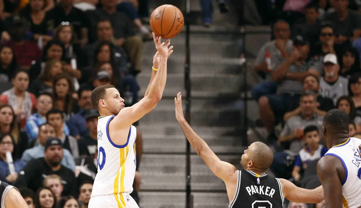 Pemain Golden State Warriors, Stephen Curry (30), melakukan tembakan saat dihadang pemain San Antonio Spurs, Tony Parker (9), pada lanjutan NBA di AT&T Center, San Antonio, (11/4/2016) WIB. (Reuters/Soobum Im-USA Today Sports)