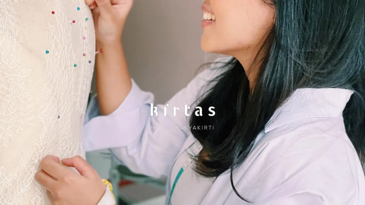 Diary Fimela: Berawal dari Kecintaan Terhadap Kain Indonesia, Cinintya Ciptakan Brand Kebaya Kirtas dengan Desainnya Sendiri