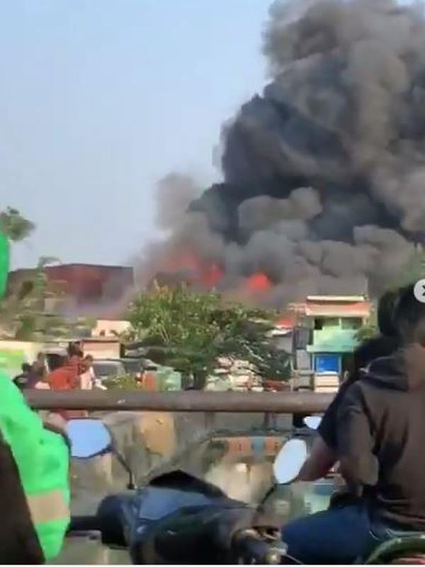 Potret suasana terbakarnya gudang penyimpanan milik Kapten Vincent. (Sumber: Instagram/@vincentraditya)