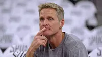 Pelatih Golden State Warriors, Steve Kerr, masih belum siap kembali ke sisi lapangan jelang Final NBA 2017 kontra Cleveland Cavaliers. (Bola.com/Twitter/jcfphotog)