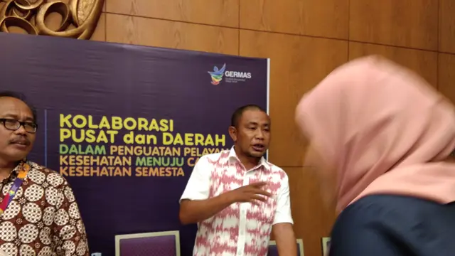 Paulus Manek (kanan) bercerita tentang dirinya yang pernah mengalami kusta (Liputan6.com/Giovani Dio Prasasti)
